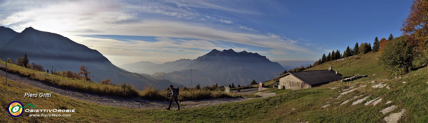 09 Partendo dal parcheggio d'Alpe Arera (1600 m) sul sent. 221 per Rif. Capanna 2000.jpg